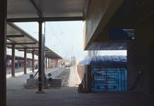 803007 Gezicht op de buurtsporen van het Centraal Station (N.S.-station Utrecht C.S.) te Utrecht, met rechts de toegang ...